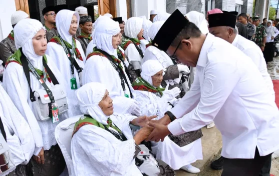 Masinton Lepas Keberangkatan 55 Jamaah Calhaj Tapteng