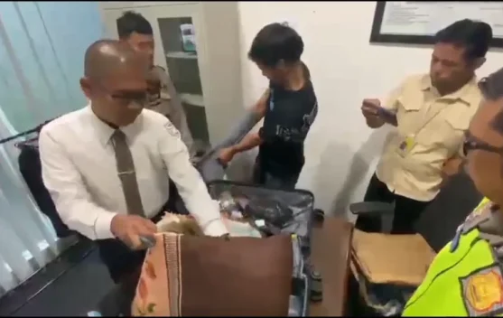 Bawa Narkoba, Dua Pria Ditangkap di Bandara International Taput