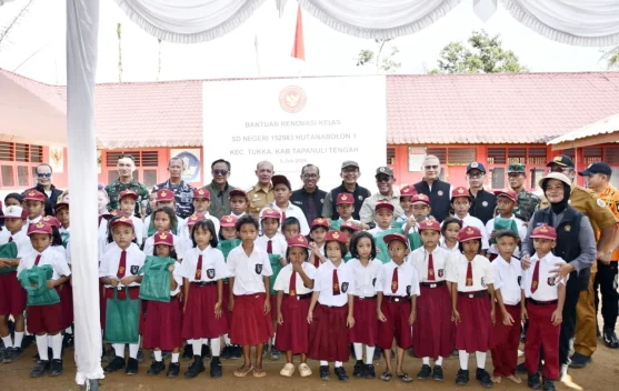 Deputi DPN RI Serahkan Bantuan Renovasi Ruang Kelas SD Negeri 152983 Hutanabolon