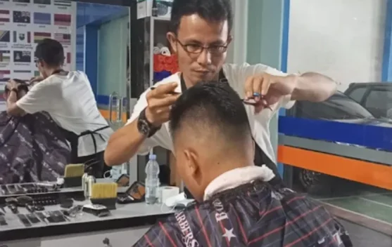 Jasa Pangkas Rambut Ramai Jelang Tahun Pelajaran Baru