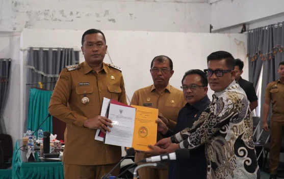 Bupati Toba Sampaikan Nota Pengantar Ranperda Tentang Pertanggungjawaban APBD T