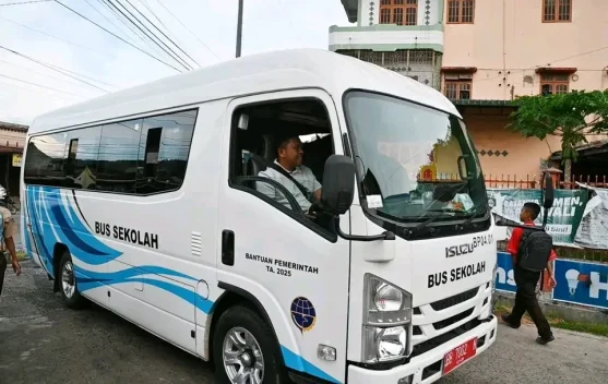 Wali Kota Sibolga Antar Pelajar Naik Bus Sekolah Gratis