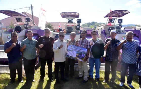 Bupati Tapanuli Tengah Salurkan Bantuan Alsintan dan Bibit Hortikultura