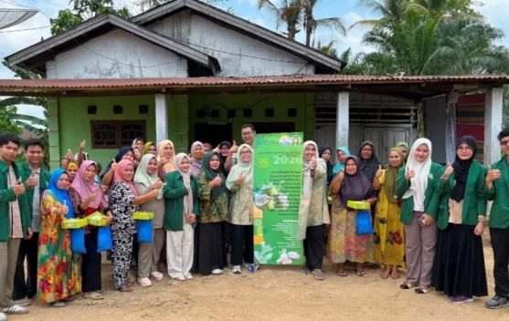 Tim Farmasi USU Ajarkan Warga Lopian Olah Kelapa jadi VCO dan Nata De Coco