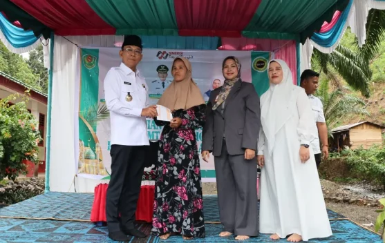 Bupati Tapsel Hadiri Pengajian Akbar BKMT dan Serahkan Bantuan Sosial