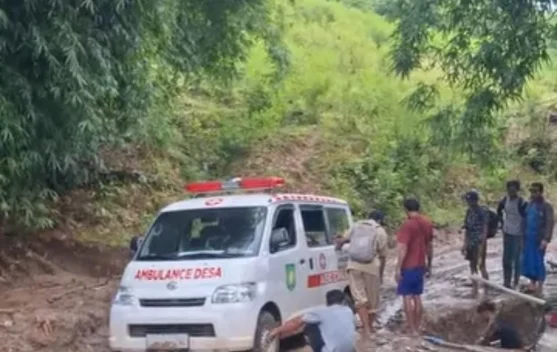 Jalan Rusak Hambat Akses Kesehatan Masyarakat Desa