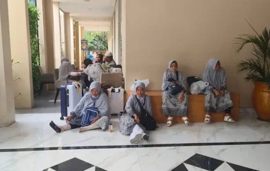 Terlantar di Medan, Jemaah Umrah Travel Ilegal Dipindahkan ke Asrama Haji