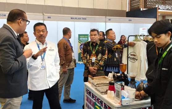 Stan Pemkab Madina di AOE 2026 Ramai Pengunjung, Bupati Madina Tarik Investor