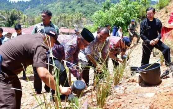Pemkab Tapteng Gelar Aksi Penghijauan di Momen Hari Jadi ke-81 Tapteng