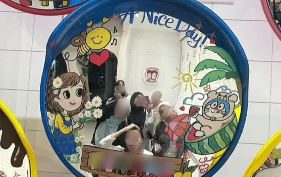 Cermin Cembung Jadi Tren Foto Anak Muda