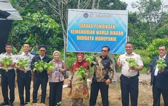 DPRD Sibolga Panen Hidroponik dan Telur Ayam Karya Warga Binaan Lapas
