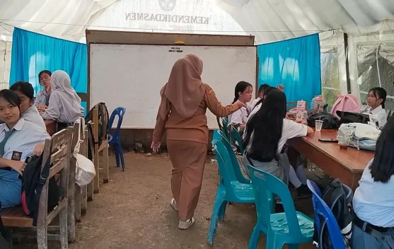 520 Siswa SMK Negeri 1 Badiri Tapteng Masih Belajar di Tenda