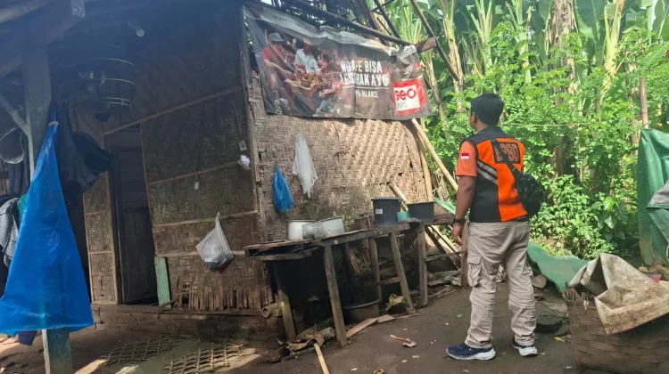 Angin Kencang Rusak Atap Rumah di Tegal Badeng Timur