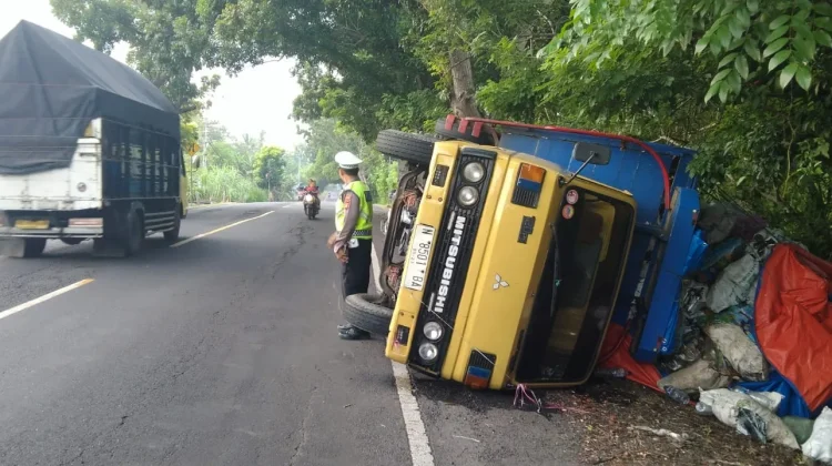 Truk Muatan Botol Bekas Terguling di Jalur Denpasar-Gilimanuk