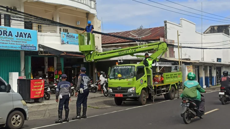 Kabel Internet Semrawut di Singaraja Mulai Ditata Bertahap