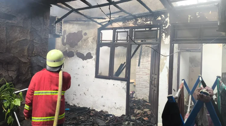 Rumah dan Praktik Dokter di Pohsanten Terbakar