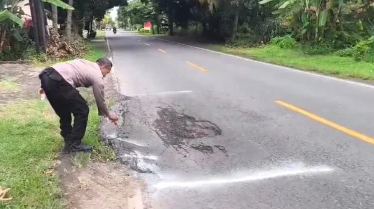Bhabinkamtibmas Musi Pasang Tanda di Jalan Rusak