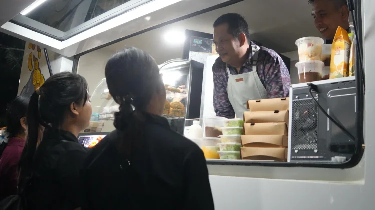 Bupati Jembrana Pakai Celemek dan Layani Pembeli Food Truck