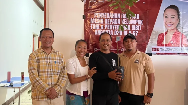 Reses ke Buleleng, Ni Luh Djelantik Salurkan 2.040 Bibit Pohon Kepada Masyarakat