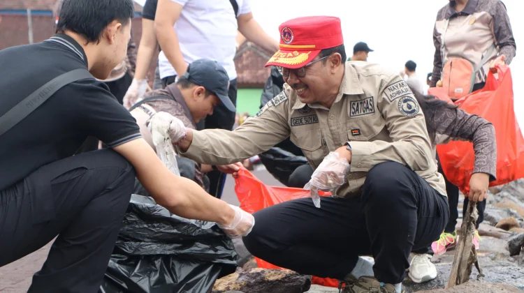 Sekda Buleleng Pimpin Bakti Resik Serentak di Pantai Pengastulan