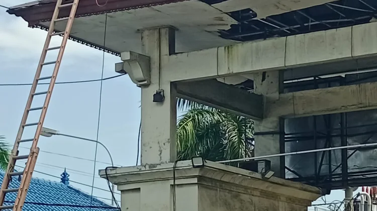 Atap Gapura Pintu Masuk Bali di Gilimanuk Hancur