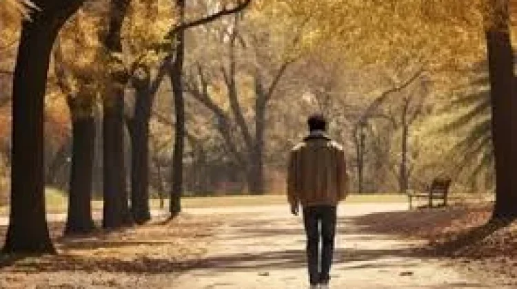Silent Walking Jadi Tren Baru Redakan Stres