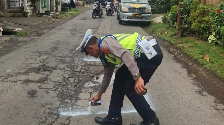 Cegah Kecelakaan, Polsek Sawan Tandai 9 Jalan Berlubang