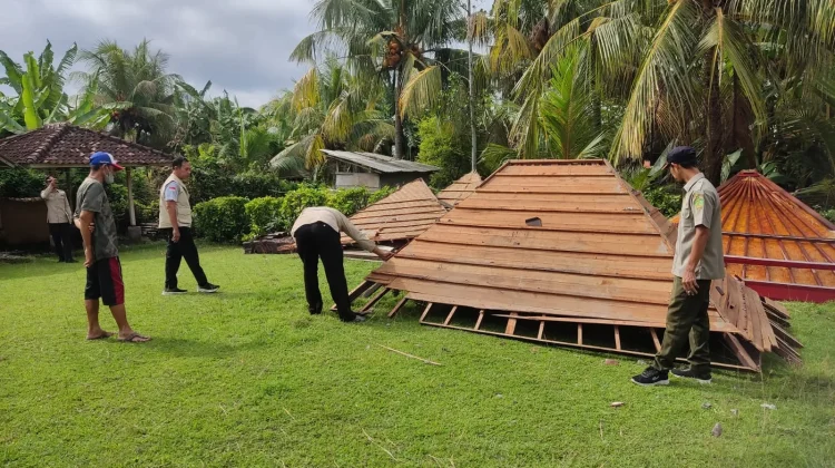 Bale Piasan Roboh Dampak Cuaca Ekstrem
