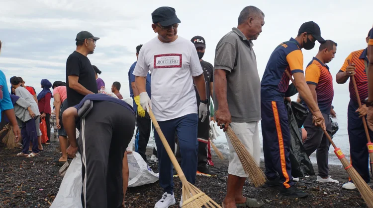 Pemkab Buleleng Gelar Bersih Pantai Serentak