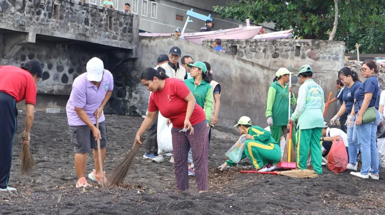 Puluhan Ribu Warga Bali Serentak Bersihkan Pantai dan Lingkungan