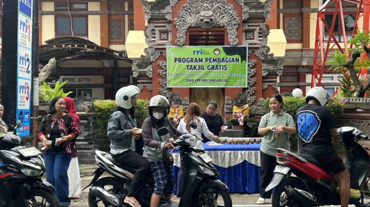Serentak, DWP RRI Singaraja Jalankan Program Bagi Takjil Gratis