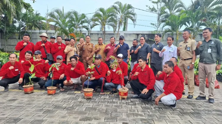 I Nyoman Sutjidra Ajak Petani Subak Abian Garap Lahan Kritis, 4.000 Bibit Produktif