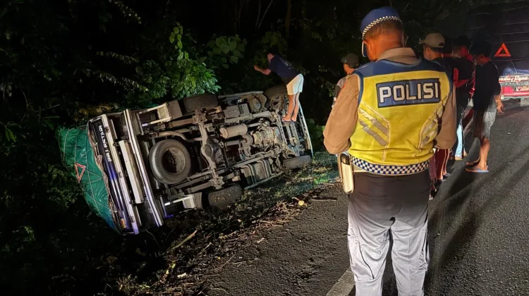 Pick Up Sayur Masuk Selokan di Hutan Cekik