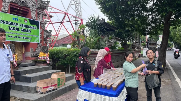 DWP RRI Singaraja Gelar Pembagian Takjil Gratis di Bulan Ramadhan