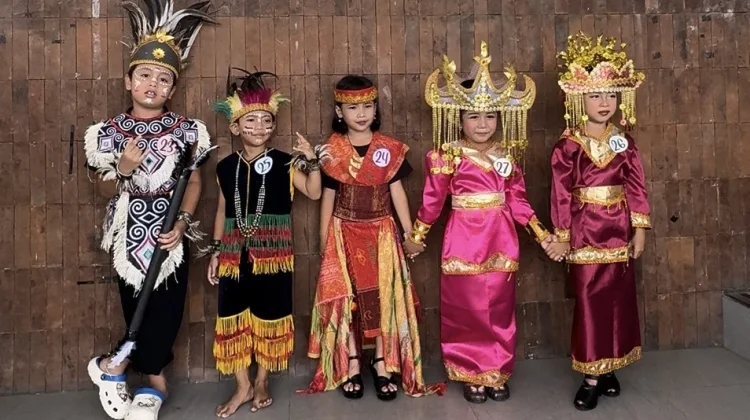 Lomba Fashion Show Adat Nusantara STIE Satya Dharma Singaraja