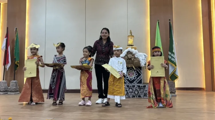 Juara Lomba Fashion Show Adat Nusantara STIE Singaraja