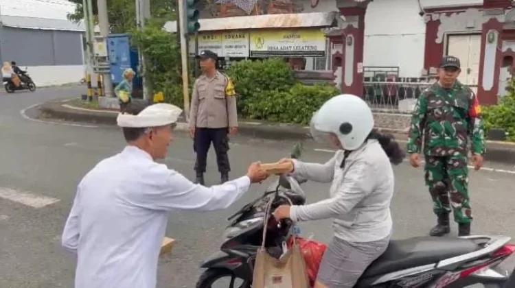 Remaja Hindu Jembrana Berbagi Takjil Ramadan