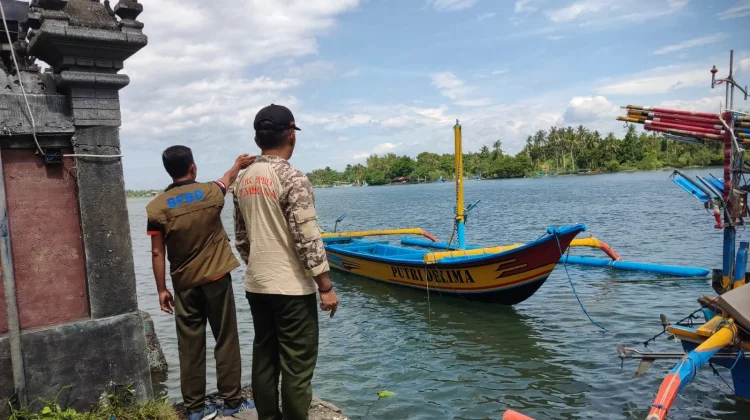 Diterjang Angin Kencang, Perahu Nelayan di Air Kuning Terbalik