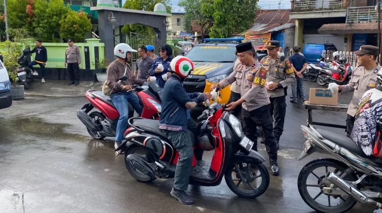 Polres Buleleng Bersihkan Masjid Al-Taqwa dan Bagikan Takjil Ramadan