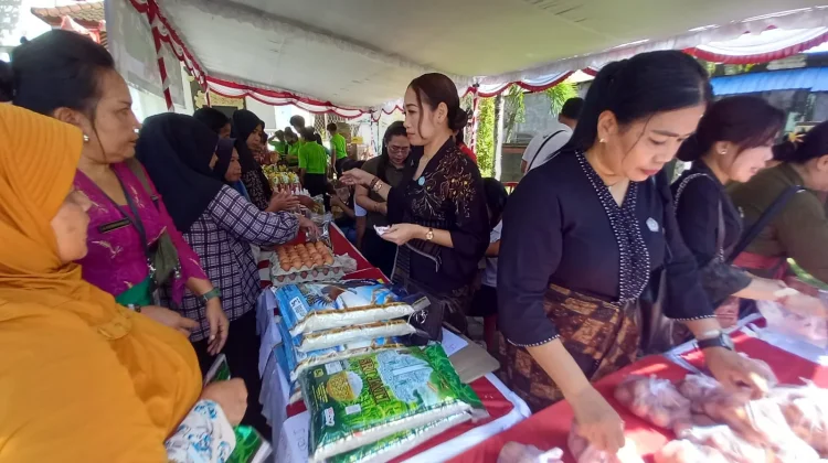 Warga Serbu Pasar Murah di Desa Cupel