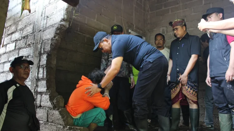 Banjir Bandang Terjang Desa Banjar, Bupati Sutjidra Pastikan Penanganan