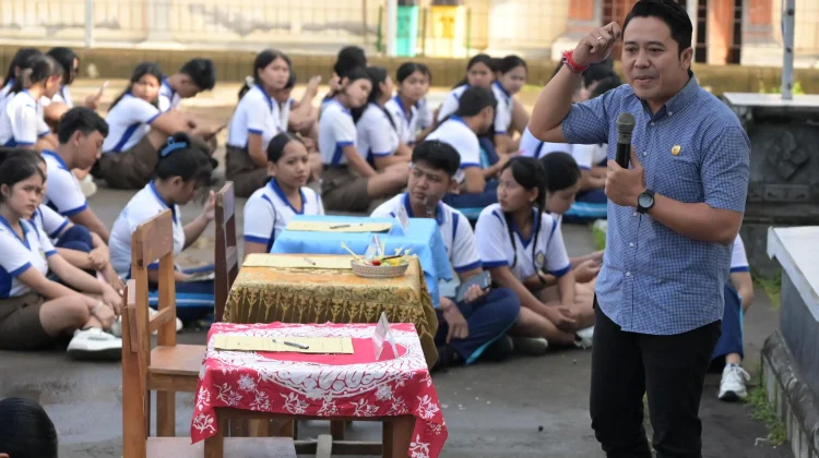 KPU Buleleng Edukasi Demokrasi Pemilih Pemula di SMKN 1 Seririt