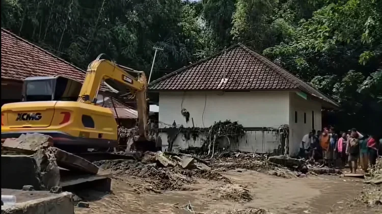Pasca Banjir Bandang Banjar, Pemerintah Turunkan Alat Berat Bersihkan Material