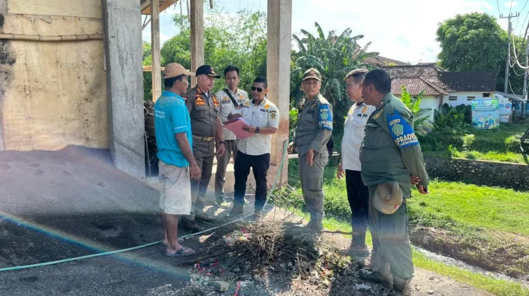 Satpol PP Jembrana Hentikan Pembangunan Toko Belum Berizin PBG