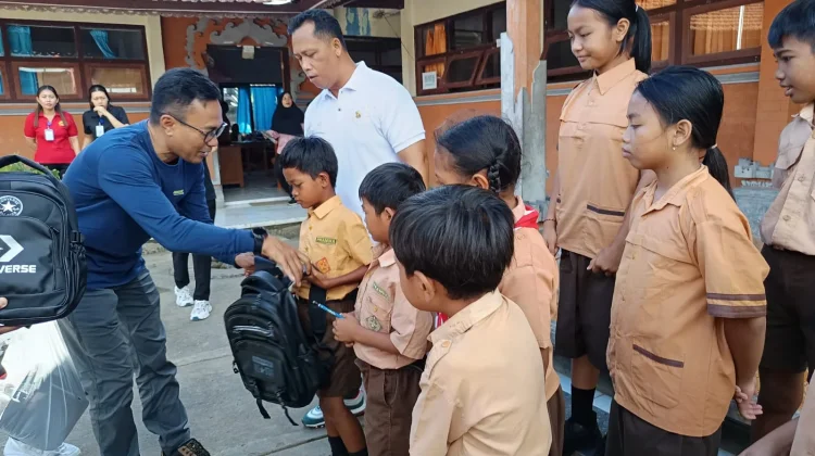 Jurnalis Buleleng Salurkan Bantuan untuk Siswa Korban Banjir Banjar
