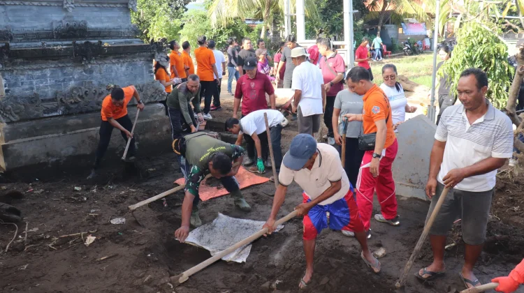Gotong Royong Bersihkan Sisa Banjir, Bupati Buleleng Turun Langsung ke Lokasi