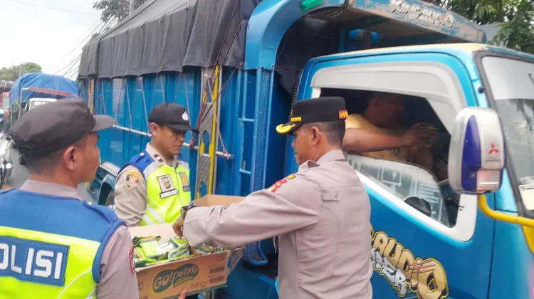 Polsek Melaya Bagikan Takjil Pemudik Antri di Jalur Mudik Gilimanuk