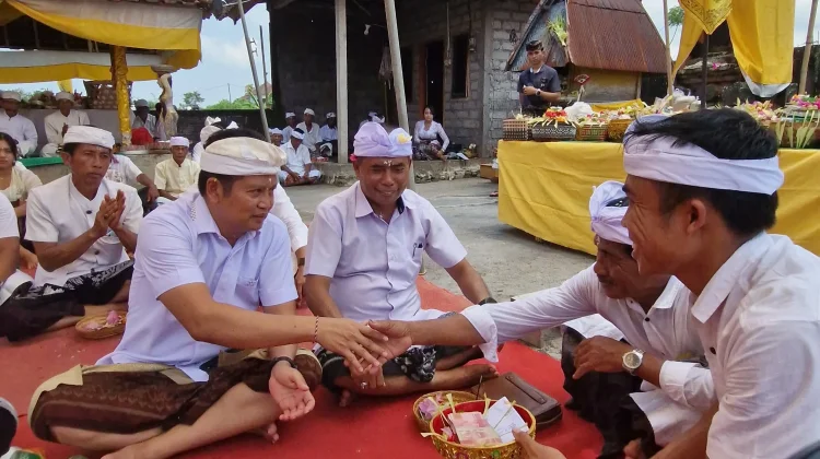 Bupati Kembang Hartawan Hadiri Persembahyangan di Pura Ulunsuwi Subak Benel