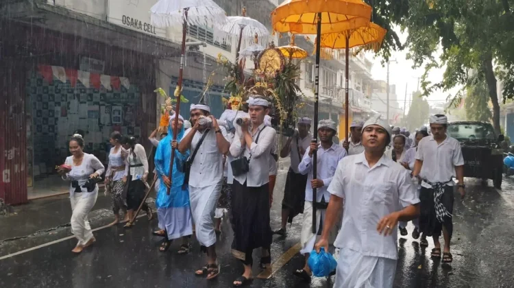 Prosesi Melasti Pura Agung Jagatnatha Buleleng jelang Nyepi