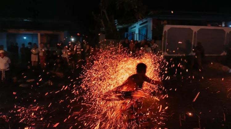 Tradisi Meamuk-amukan Padangbulia Warnai Malam Pengerupukan